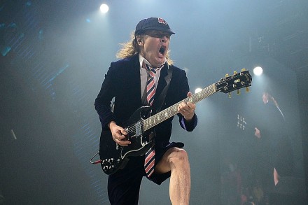 Moda e musica, perchè  Angus Young degli AC/DC veste da scolaro?